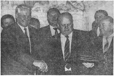 Сияющий Ельцин жмет руку многозначительному Шушкевичу